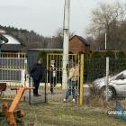 Wizyta biegłej na zalanej ściekami działce w Jeleniu