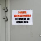 Zdewastowana toaleta w parku Podłęże