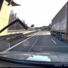 Metalowa rynna wystaje na S1. Fot. Facebook Stop Cham