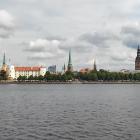 Widok za Dźwiną, stara zabytkowa część miasta. Z lewej zamek krzyżacki, z
prawej...