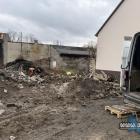 Prywatny firma sprząta i wywozi gruz po pustostanie w Szczakowej