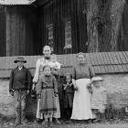 Prawdopodobnie koniec XIX wieku. Kobiety z dziećmi przy kościele w Poroninie. Fot....