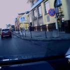 Niebezpieczna sytuacja na ulicy Grunwaldzkiej. Honda nie ustąpiła pierwszeństwa pieszemu