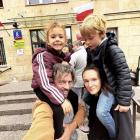 Agnieszka i Piotr Głowaccy z dziećmi. 
Zdjęcie z ich Instagramów