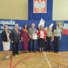 Dyrekcja szkoły z zaproszonymi gośćmi z LOK:
od lewej : prezes ZM LOK Krystyna Sokół,...