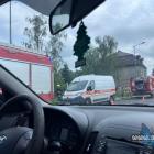 Pracownicy pogotowia gazowego namierzają miejsce uszkodzenia gazociągu oraz będą go...