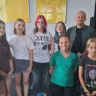 z lewej: Lena, Emilka, Gosia, Zosia, Lila, pan Stefan, Hania, w pierwszym rzędzie:...