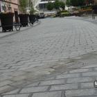 Pękająca kostka na rynku