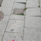 Rozwalony chodnik na przystanku w Centrum - od ponad roku nic się nie zmieniło. Zdjęcie...