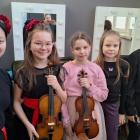 Yitong (skrzypce), Julia (skrzypce), Lilia (skrzypce), Oliwia (gitara), Szymon...