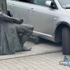 Kierowca wjechał w drwala na rynku i złamał mu nogę