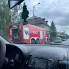 Pracownicy pogotowia gazowego namierzają miejsce uszkodzenia gazociągu oraz będą go...
