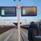 Pasażer na jednym z peronów stacji Jaworzno Szczakowa. Fot. Patrycja Koprzak