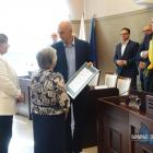 Przekazanie dyplomu honorowego żonie i córce Władysława Winiarczyka