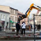 Na zdjęciach utrwaliliśmy kolejne etapy sadzenia ambrowca na jaworznickim Rynku. Fot....
