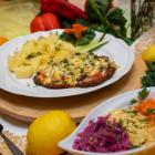 Schabowy po francusku, ziemniaczki i zestaw surówek Restauracja 