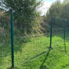 uszkodzone ogrodzenie na boisku na gigancie