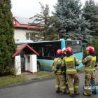Autobus wbił się w dom