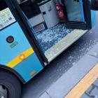 Rozbita szyba w autobusie PKM Jaworzno. Fot. Grupa Mamy z Jaworzna