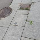 Rozwalony chodnik na przystanku w Centrum - od ponad roku nic się nie zmieniło. Zdjęcie...