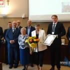 Przekazanie dyplomu honorowego żonie i córce Władysława Winiarczyka