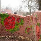 Stare cegły i dachówki zamienili w wyjątkową mozaikę inspirowaną Hundertwasserem....