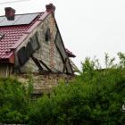 Zawalony dach domu przy ul. Towarowej w Jaworznie