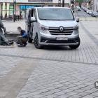 Naprawiają złamaną nogę drwala na rynku