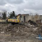 Prywatny firma sprząta i wywozi gruz po pustostanie w Szczakowej