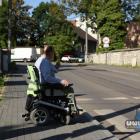 Jaworznianin pokazuje, z czym mierzy się na wózku. Fot. Patrycja Koprzak