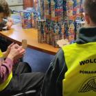 Wolontariusze składają puszki 