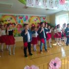 Wspólny taniec dziewczynek i chłopców z Koła Tanecznego
