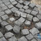 Zniszczony bruk w podjeździe