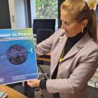 Krystyna Sokół prezentuje plakat ONZ na tegoroczny MDP