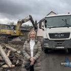 Prywatny firma sprząta i wywozi gruz po pustostanie w Szczakowej - sukces radnej Babuli