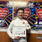 Kamil Banasik i jego model maskotki Joy zbudowany z klocków LEGO