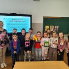 Krystyna Sokół z uczniami SP nr 22, kl. 1b 