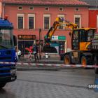 Na zdjęciach utrwaliliśmy kolejne etapy sadzenia ambrowca na jaworznickim Rynku. Fot....