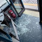Rozbita szyba w autobusie PKM Jaworzno. Fot. Grupa Mamy z Jaworzna