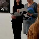 Olimpia Dobosz i otwierająca wernisaż Julia Ptasznik (fot. ATElier Kultury) 