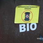 Naklejka z informacją o złej segregacji.