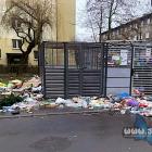 Zaśmiecona wiata przy ul. Morcinka. Fot: MZNK
