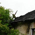 Zawalony dach domu przy ul. Towarowej w Jaworznie