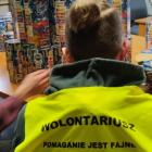 Wolontariusze składają puszki 