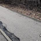 Pęknięcia na chodniku przy velostradzie. Fot. Patrycja Koprzak