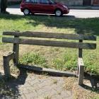 Zniszczone ławki w centrum dzielnicy Szczakowej