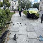 Samochód uderzył w słupki na ul. Zielonej