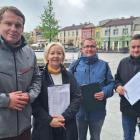 Przewodniczący Rady Miejskiej Michał Kirker, radni: Wiesława Babula, Tomasz Sędor,...