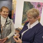 Mirosława Matysik (redakcja Co Tydzień) odbiera podziękowania z rąk Krystyny Sokół 