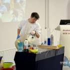 Pokazowe warsztaty chemii w Jaworznickim Uniwersytecie Dziecięcym